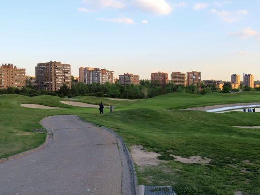 Centro Nacional de Golf, Golfplatz, Madrid, Spanien, Golfplatz im Hintergrund Wohnhäuser