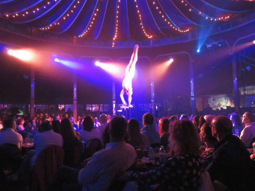 Clandestino Cabaret, Madrid, Spanien, Akrobat mit Handstand