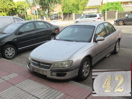 Coches fantasma, Autowracks, Madrid, Spanien, Opel Omega Erstzulassung September 1999 in der Calle José del Hierro 42, 28027 Madrid im Juli 2021