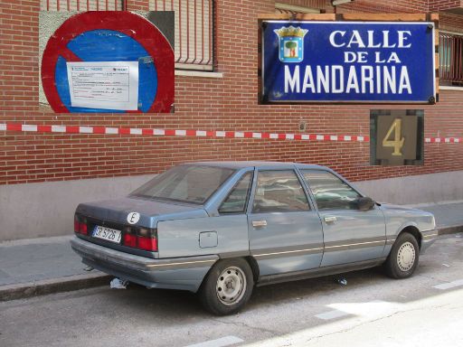 Coches fantasma, Autowracks, Madrid, Spanien, Renault 21 Erstzulassung 1987 oder früher in der Calle de la Mandarina 4, 28027 Madrid im August 2021