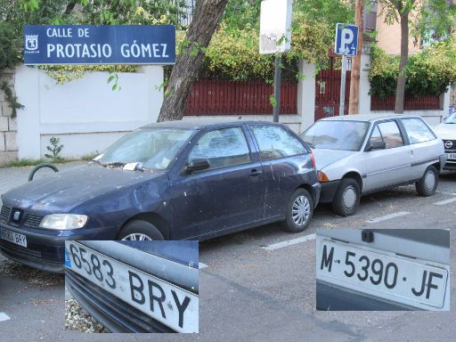 Coches fantasma, Autowracks, Madrid, Spanien, SEAT Ibiza Erstzulassung 2002 und Citroen AX 11 Erstzulassung 1988 in der Calle de Protasio Gómez, 28027 Madrid im April 2023