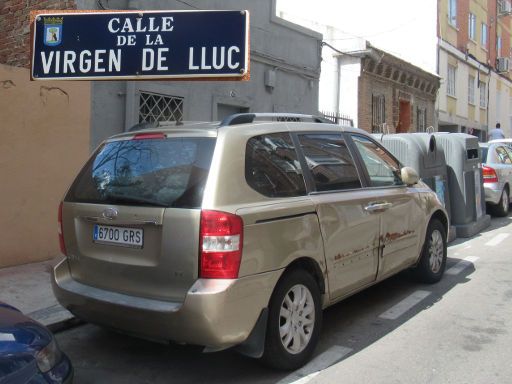 Coches fantasma, Autowracks, Madrid, Spanien, Kia Carnival EX Erstzulassung November 2009 in der Calle Virgen de Lluc 57, 28027 Madrid im Mai 2023