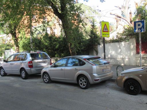 Coches fantasma, Autowracks, Madrid, Spanien, legal geparkte Fahrzeuge in der Calle de Protasio Gómez, 28027 Madrid im September 2023