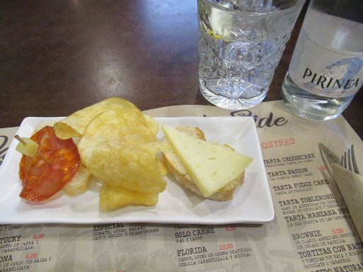 Daytona Road Side Café, Feunlabrada, Madrid, Spanien, Tapas und 0,5 Liter Glasflasche Pirinea Mineralwasser mit Kohlensäure