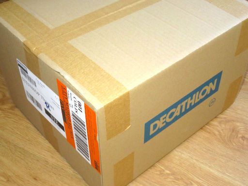 Decathlon Online und Ladengeschäfte, Madrid, Spanien, portofreies Paket