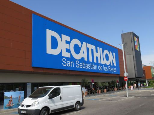 Decathlon Online und Ladengeschäfte, Madrid, Spanien, Filiale in der Calle Salvador de Madariaga s/n 28700 San Sebastián de los Reyes