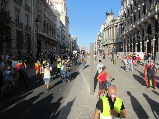 Demonstration gegen Corona Massnahmen 12. September 2020, Madrid, Spanien, Menschen auf dem Weg zum Puerta del Sol