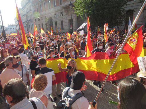 Demonstration gegen Corona Massnahmen 12. September 2020, Madrid, Spanien, Demonstrationszug mit spanischen Nationalflaggen auf der Calle de Alcalá