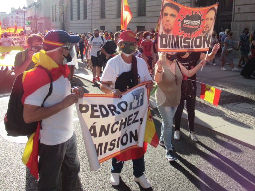 Demonstration gegen Corona Massnahmen 12. September 2020, Madrid, Spanien, Plakate Rücktrittsforderung Pedro Sánchez