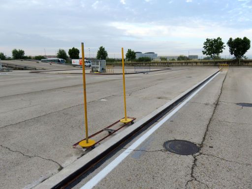 DGT Centro de exámenes de Móstoles, Bus praktische Prüfung Teil 1, Madrid, Spanien, die Haltestelle Position der hinteren Tür