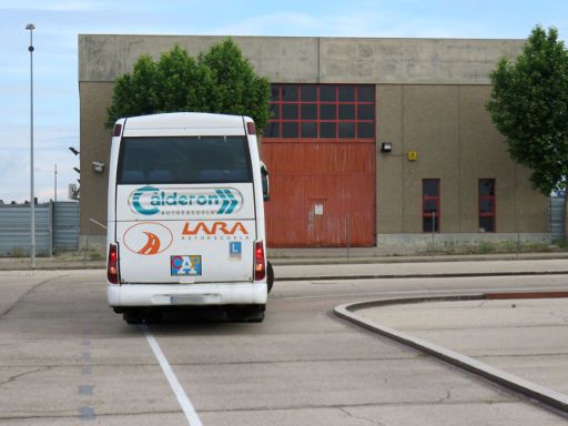 DGT Centro de exámenes de Móstoles, Bus praktische Prüfung Teil 1, Madrid, Spanien, Bus rückwärts um die Kurve Überschreitung der Linie