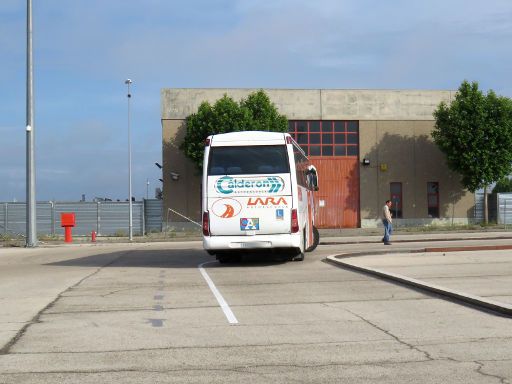 DGT Centro de exámenes de Móstoles, Bus praktische Prüfung Teil 1, Madrid, Spanien, Bus rückwärts um die Kurve, innerhalb der Linie bestanden