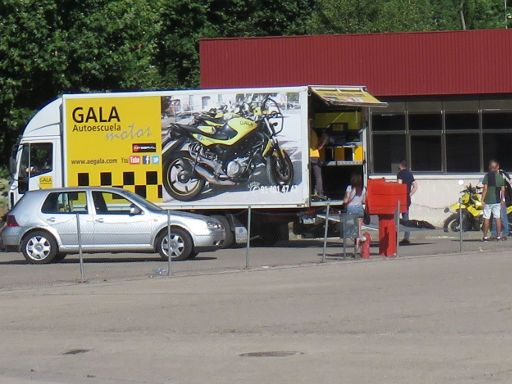 DGT Centro de exámenes de Móstoles, Motorrad praktische Prüfung Teil 1, Madrid, Spanien, Service LKW von Gala