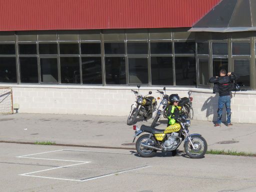 DGT Centro de exámenes de Móstoles, Motorrad praktische Prüfung Teil 1, Madrid, Spanien, Motorrad schieben