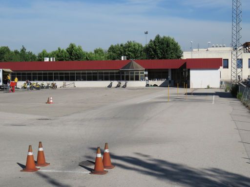 DGT Centro de exámenes de Móstoles, Motorrad praktische Prüfung Teil 1, Madrid, Spanien, langsamer Streckenabschnitt mit Blendung durch Sonnenlicht