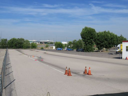 DGT Centro de exámenes de Móstoles, Motorrad praktische Prüfung Teil 1, Madrid, Spanien, schneller Streckenabschnitt mit Blendung durch Sonnenlicht vor dem Ausweichmanöver