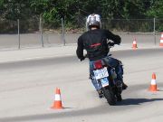 DGT Centro de exámenes de Móstoles, Motorrad praktische Prüfung Teil 1, Madrid, Spanien, schneller Streckenabschnitt mit Blendung durch Sonnenlicht vor dem Ausweichmanöver