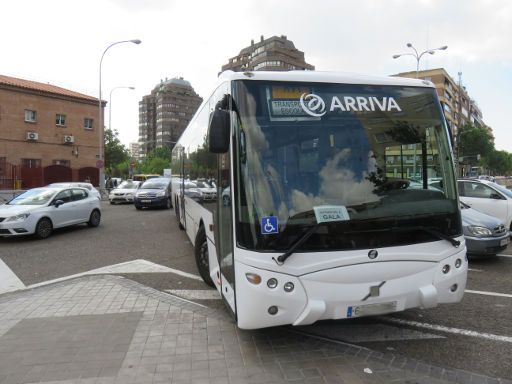 GALA Autoescuela, Fahrschule, Madrid, Spanien, Bus von ARRIVA am Kreisverkehr Metro O’Donnell