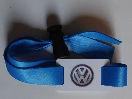 e-Roadshow Volkswagen 2018, Madrid, Spanien, stufenlos verstellbares Armband mit RFID Chip