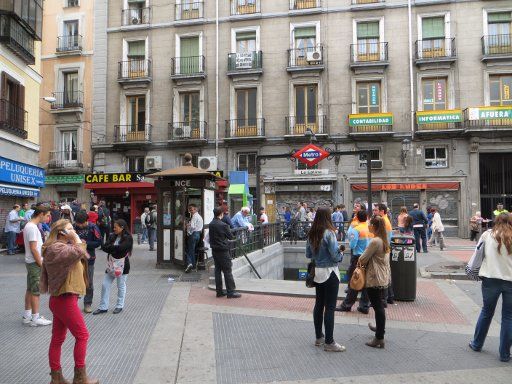 El Rastro de Madrid, Madrid, Spanien, Metro Station La Latina