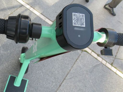 Bolt, Elektroroller Sharing, Madrid, Spanien, Lenker mit QR Code und Nummer