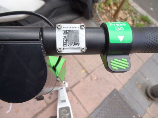 Lime, Elektroroller Sharing, Madrid, Spanien, Lime-S Elektroroller QR Code und Beschleunigungstaste