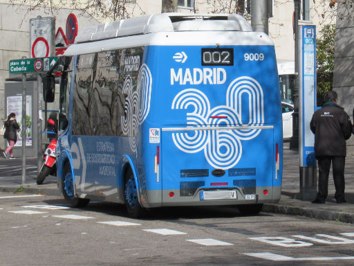 EMT Línea cero, Elektro Microbus, Madrid, Spanien, Wolta Microbus an der Haltestelle Nummer 80 Puerta de Toledo