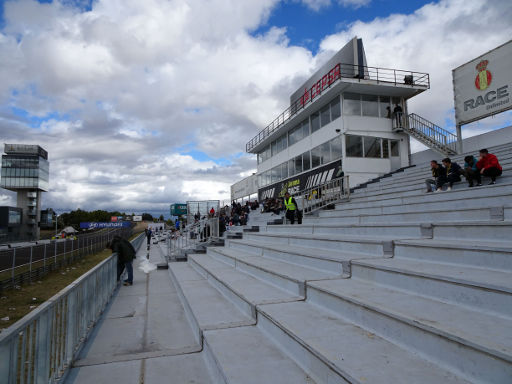 Espíritu del Jarama 2018, Madrid, Spanien, Tribüne an der Geraden mit Betonbänken