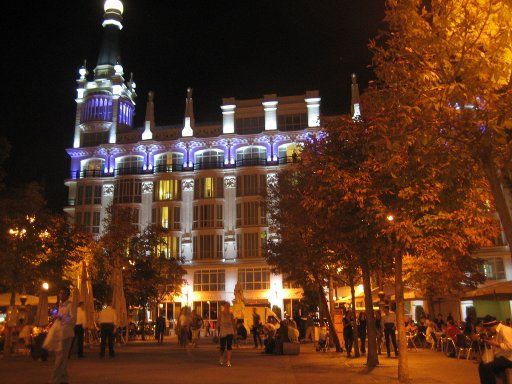 Essen, Restaurants, Gastronomie, Madrid, Spanien, Plaza de Santa Ana mit dem Luxus Hotel ME