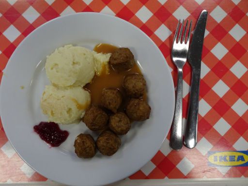 Essen, Restaurants, Gastronomie, Madrid, Spanien, IKEA® Mittagessen Köttbullar mit Kartoffelpüree und Preiselbeeren