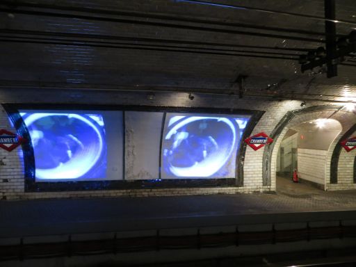 Estación de Chamberí, Madrid, Spanien, Videowände auf dem Bahnsteig