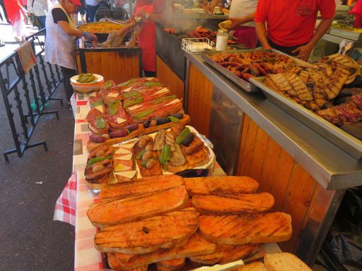 Feiertag San Isidro, Madrid, Spanien, gegrilltes Brot und Fleisch