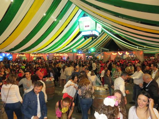 Feria de Abril 2017, Madrid, Spanien, Festzeltstimmung am Samstagabend