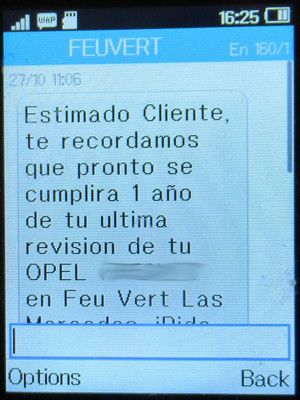 Feu Vert, Madrid, Spanien, Feu Vert SMS mit Hinweis Fahrzeug Wartung auf einem Alcatel 2051X