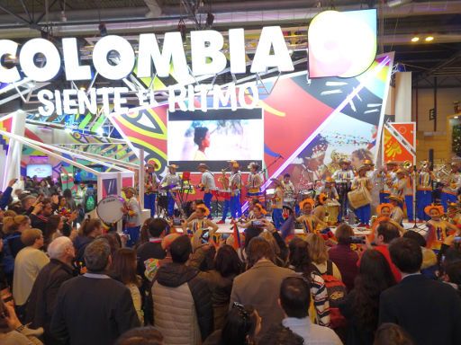 Fitur 2019 International Tourism Trade Fair, Madrid, Spanien, Stand von Colombia mit sehr großer Band