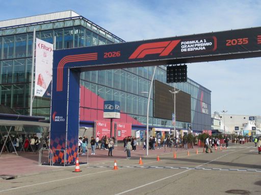 Fitur 2024 International Tourism Trade Fair, Madrid, Spanien, Haupteingang im Süden mit Werbung Formel 1 Madrid 2026