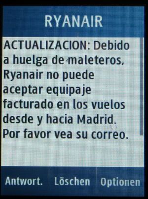 Flughafen Adolfo Suárez Madrid Barajas, Madrid, Spanien, SMS von Ryanair auf einem Samsung GT–C3300K