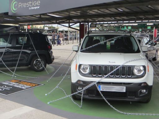 Flughafen Adolfo Suárez Madrid Barajas, Madrid, Spanien, Europcar mit Werbeaktion für den Jeep® Renegade im Mai 2015