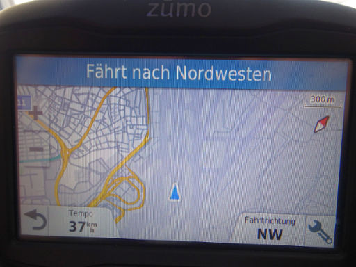 Flughafen Adolfo Suárez Madrid Barajas, Madrid, Spanien Garmin® zūmo® 345 LM Motorrad und Auto Navigation im Ryanair Flugzeug auf dem Vorfeld