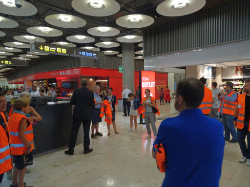 Flughafen Adolfo Suárez Madrid Barajas, Tage der offenen Tür, Madrid, Spanien, Treffpunkt Informationschalter AENA im Terminal 4 Ebene 0 Ankunft