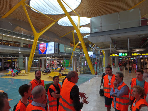 Flughafen Adolfo Suárez Madrid Barajas, Tage der offenen Tür, Madrid, Spanien, Gruppe im Terminal 4 Fluggastbereich