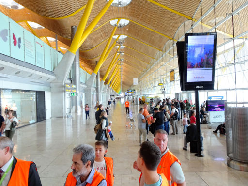 Flughafen Adolfo Suárez Madrid Barajas, Tage der offenen Tür, Madrid, Spanien, Gruppe im Terminal 4 Flugsteige mit Farbmarkierungen