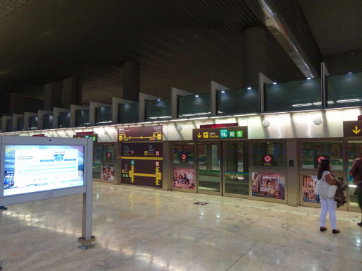 Flughafen Adolfo Suárez Madrid Barajas, Tage der offenen Tür, Madrid, Spanien, U-Bahn Station mit automatischen Türen