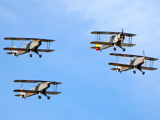 Fundación Infante de Orleans, Museo de aviones históricos en vuelo, Madrid, Spanien, Bücker Bü 131 Jungmann im Flug