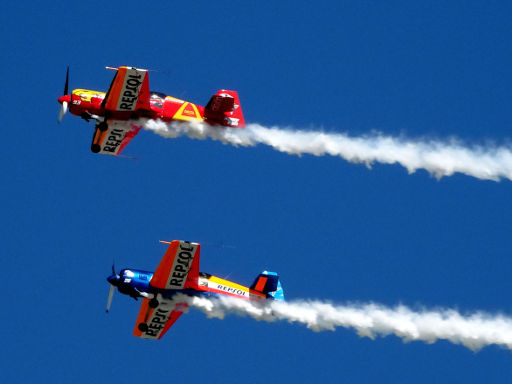 Fundación Infante de Orleans, Museo de aviones históricos en vuelo, Madrid, Spanien, Kunstflugflugzeuge Repsol Team