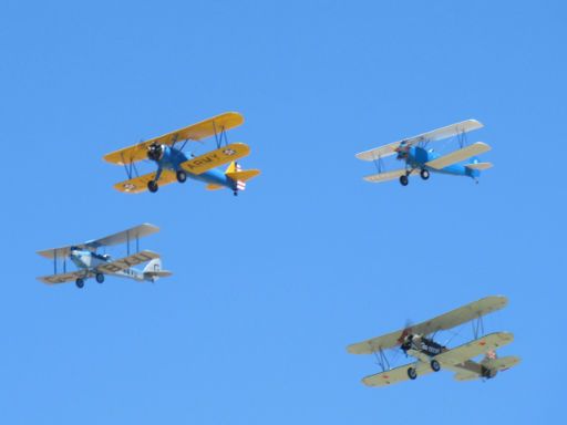 Fundación Infante de Orleans, Museo de aviones históricos en vuelo, Madrid, Spanien, verschiedene Doppeldecker in Formation