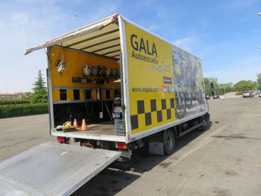 GALA Autoescuela, Fahrübungen mit Motorrad, Madrid, Spanien, Transporter mit Büro, Ausrüstung, Werkstatt und Motorrädern