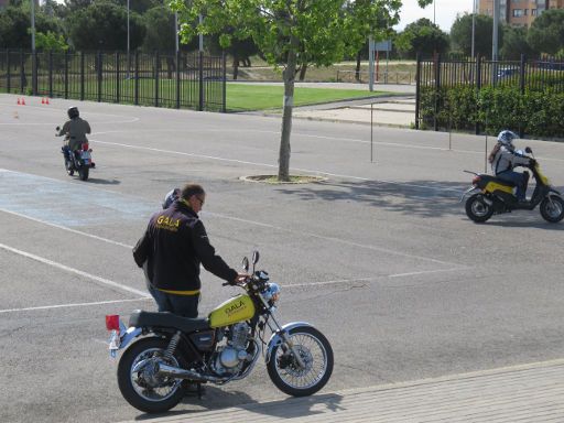 GALA Autoescuela, Fahrübungen mit Motorrad, Madrid, Spanien, erste Einweisung am Motorrad