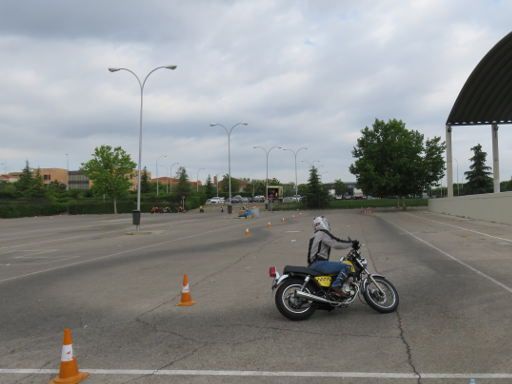 GALA Autoescuela, Fahrübungen mit Motorrad, Madrid, Spanien, schneller Kurs mit 180 Grad Kurve