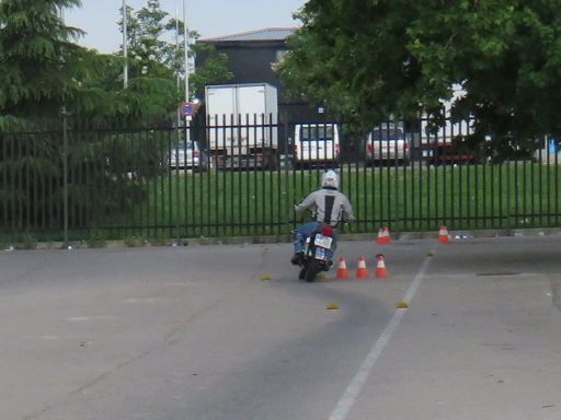 GALA Autoescuela, Fahrübungen mit Motorrad, Madrid, Spanien, schneller Kurs mit Ausweichen vor einem Hindernis